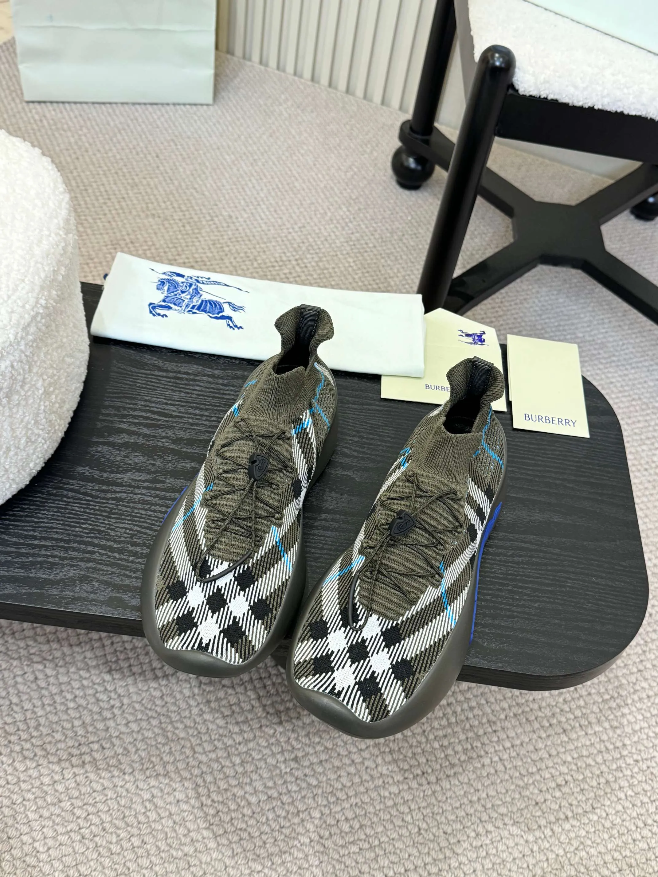 Men's men's shoes💰680 Burberry's 2025 hot model is released, ultra-light socks and shoes, versatile, decorated with worsted Burberry plaid pattern. Featuring a mesh lining and checkered laces, the rubber sole features the archive Burberry monogram. From Burberry's iconic collection, these wardrobe staples are interpreted with the brand's signature style.   ✅Fabric: Classic cotton fly ✅Lining: Silk cow lining ✅Outsole: Ultra-light rubber foam sole ✅Color: apricot, original packaging ✅Code number: Men's 39-46 (39,46 customized)